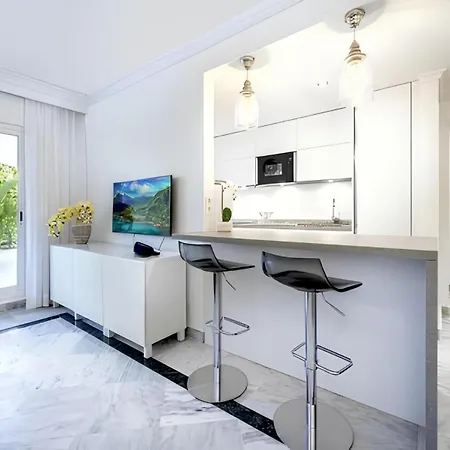Charming With Terrace And Garden In * Μαρμπέλλα