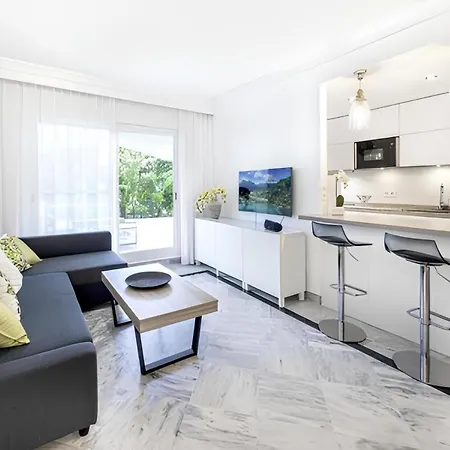 Charming With Terrace And Garden In * Μαρμπέλλα